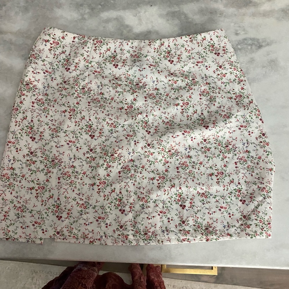 Floral mini skirt never worn - Picture 2 of 2